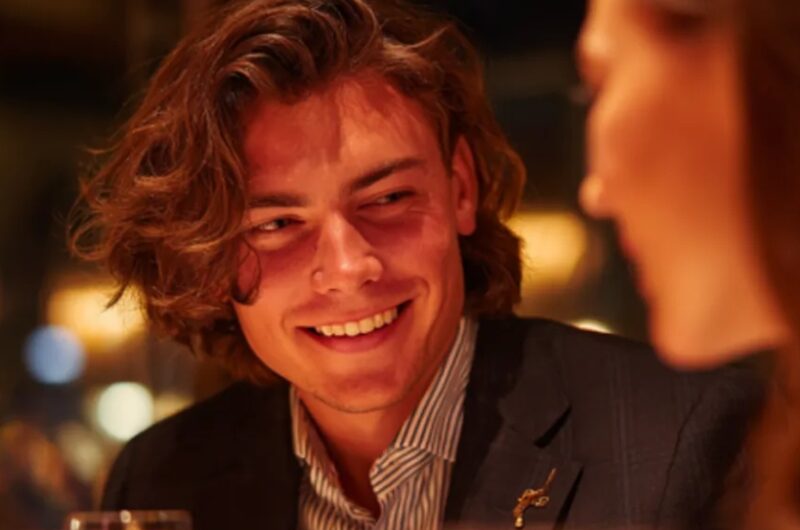 Drie rijke vrouwen bespotten een serveerster omdat ze “arm rook” in een luxe restaurant — totdat mijn vriend opstond, hen confronteerde en een vernederend moment voorgoed veranderde.
