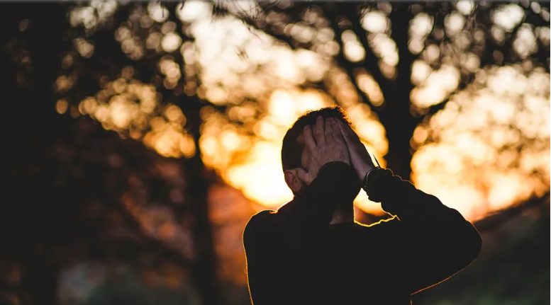 Een man zat te huilen op de begrafenis van mijn moeder – niemand in de familie kende hem