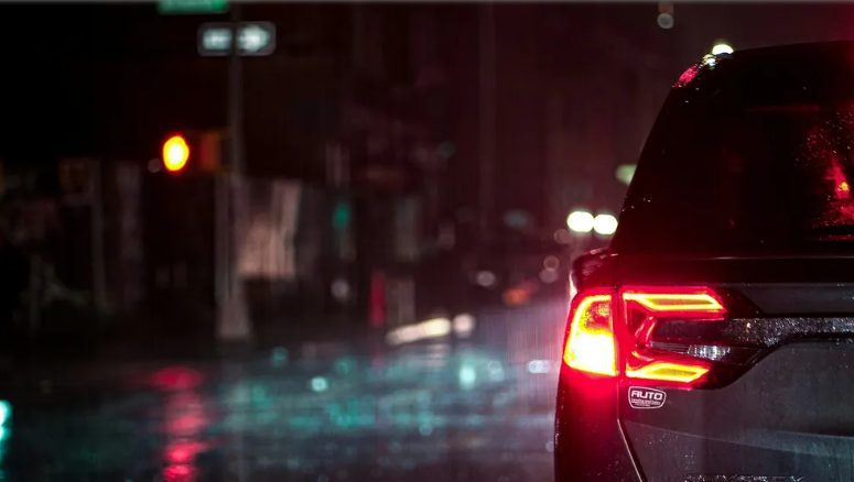 Ik nam een moeder met haar peuter mee in stortregen nadat haar man haar op de snelweg had achtergelaten – een week later stopte er een zwarte SUV voor mijn huis.