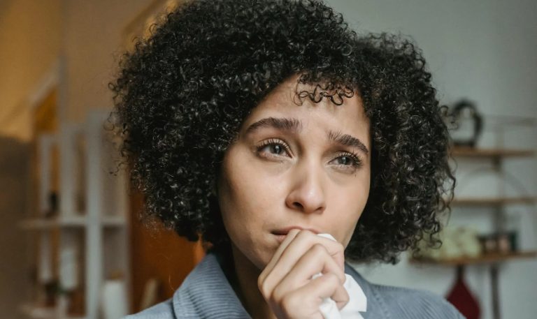 Mijn dochter begon woorden te zeggen in een taal die ze nooit had geleerd — het leidde tot een ontdekking laat in de nacht