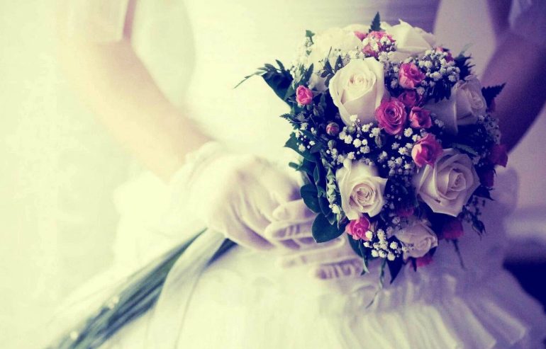 Ik besloot de trouwjurk van mijn grootmoeder te dragen om haar te eren – maar toen ik hem liet vermaken, vond ik een verborgen briefje dat de waarheid over mijn ouders onthulde.