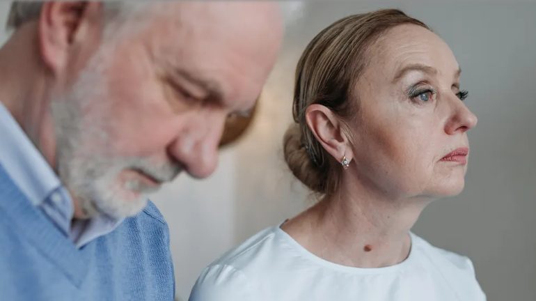Mijn schoonmoeder stuurde mijn ouders weg van mijn bruiloft omdat ze niet hadden betaald – maar toen pakte mijn man de microfoon.