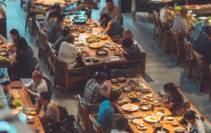 Drie rijke vrouwen bespotten een serveerster omdat ze “arm rook” in een luxe restaurant — totdat mijn vriend opstond, hen confronteerde en een vernederend moment voorgoed veranderde.