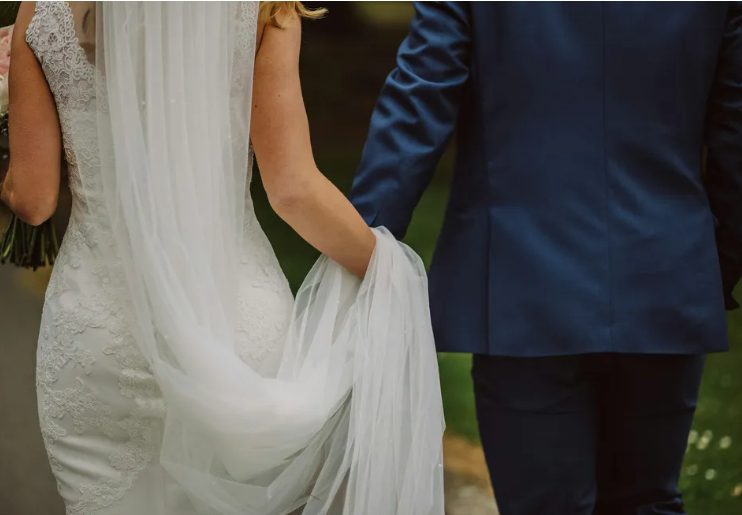 Mijn man bedroog me met mijn eigen zus – maar op hun trouwdag haalde het karma hen in