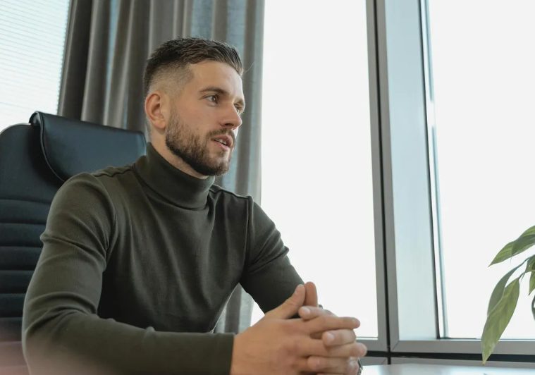 Mijn man dwong mij om draagmoeder te worden voor zijn baas om promotie te krijgen – maar zijn ware motief bleek nog veel erger te zijn