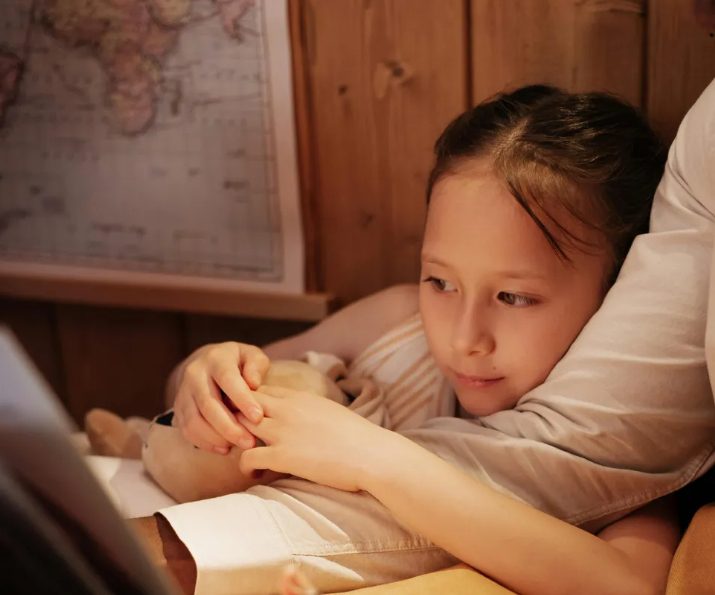 Mijn vrouw zei dat ik mijn dochter moest verlaten en voor een paar weken moest verhuizen — Toen ik de reden hoorde, was ik sprakeloos