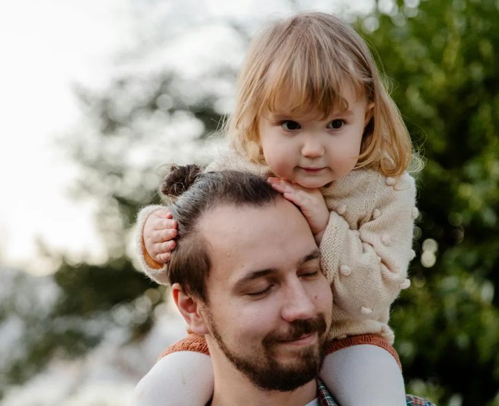 Mijn vrouw zei dat ik mijn dochter moest verlaten en voor een paar weken moest verhuizen — Toen ik de reden hoorde, was ik sprakeloos