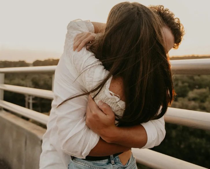 Mijn man bedroog me met mijn eigen zus – maar op hun trouwdag haalde het karma hen in