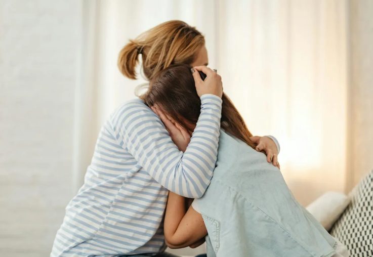 Ik adopteerde de dochter van mijn beste vriendin na haar plotselinge overlijden – Toen het meisje 18 werd, zei ze tegen me: "Je moet je koffers pakken!"