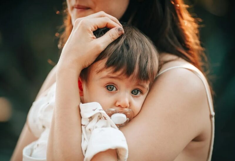 Mijn hele leven wist ik dat ik geadopteerd was – maar op mijn 25e ontdekte ik dat mijn adoptiefmoeder tegen me had gelogen en de reden liet me geschokt achter