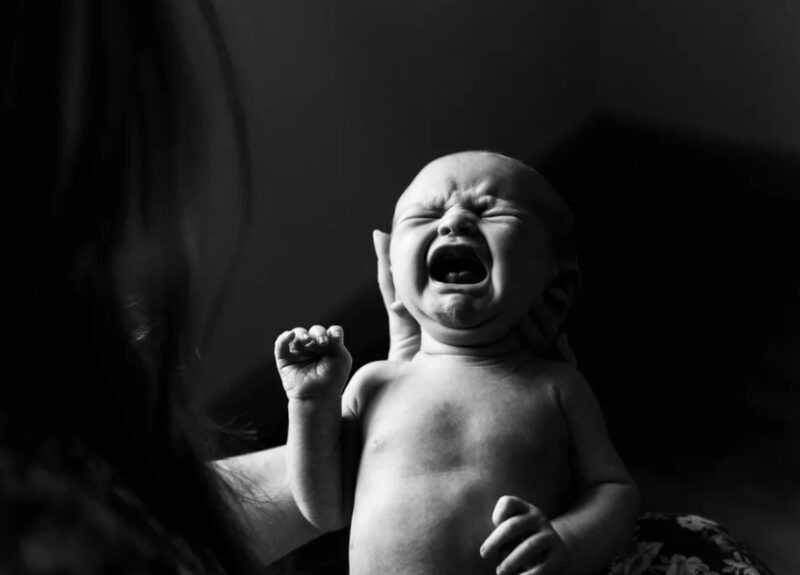 Onze draagmoeder beviel van onze baby – Toen mijn man hem voor het eerst in bad deed, schreeuwde hij: ‘We kunnen dit kind niet houden!’