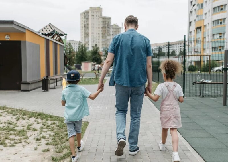 Mijn man verliet me na vier bevallingen vanwege mijn uiterlijk – Enkele dagen later liet karma hem voor mijn deur knielen