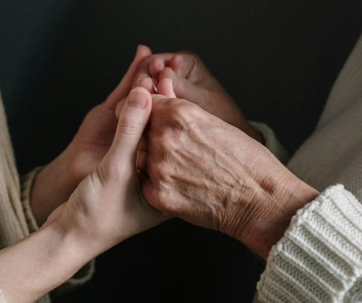 Mijn hele leven wist ik dat ik geadopteerd was – maar op mijn 25e ontdekte ik dat mijn adoptiefmoeder tegen me had gelogen en de reden liet me geschokt achter