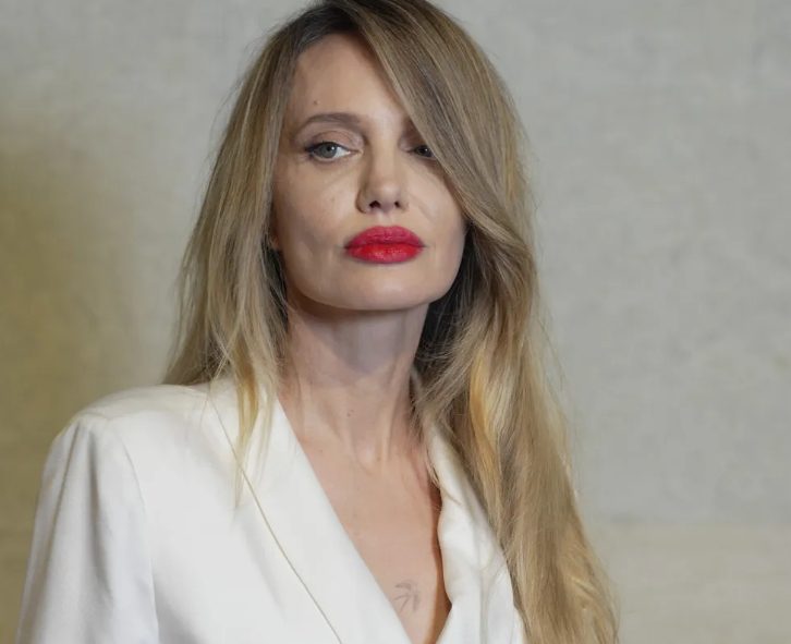 Angelina Jolie, 50, zorgt voor ophef met haar opvallende rode lippen en witte jurk tijdens een ‘Tom Ford’-evenement in China