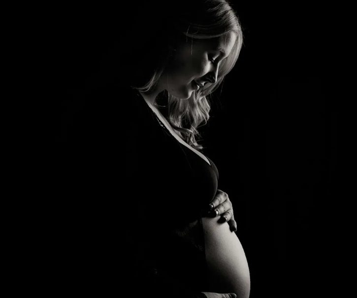 Mijn hele leven wist ik dat ik geadopteerd was – maar op mijn 25e ontdekte ik dat mijn adoptiefmoeder tegen me had gelogen en de reden liet me geschokt achter