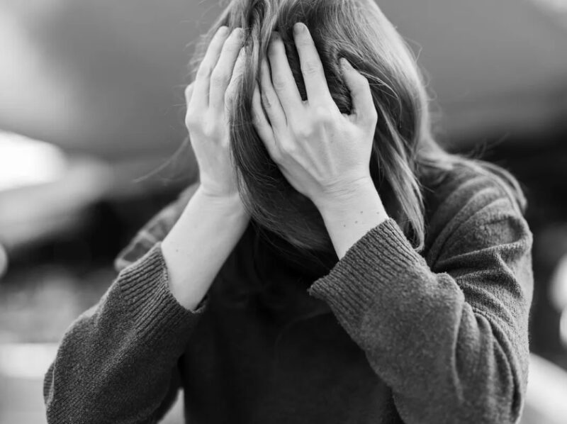 Mijn hele leven wist ik dat ik geadopteerd was – maar op mijn 25e ontdekte ik dat mijn adoptiefmoeder tegen me had gelogen en de reden liet me geschokt achter