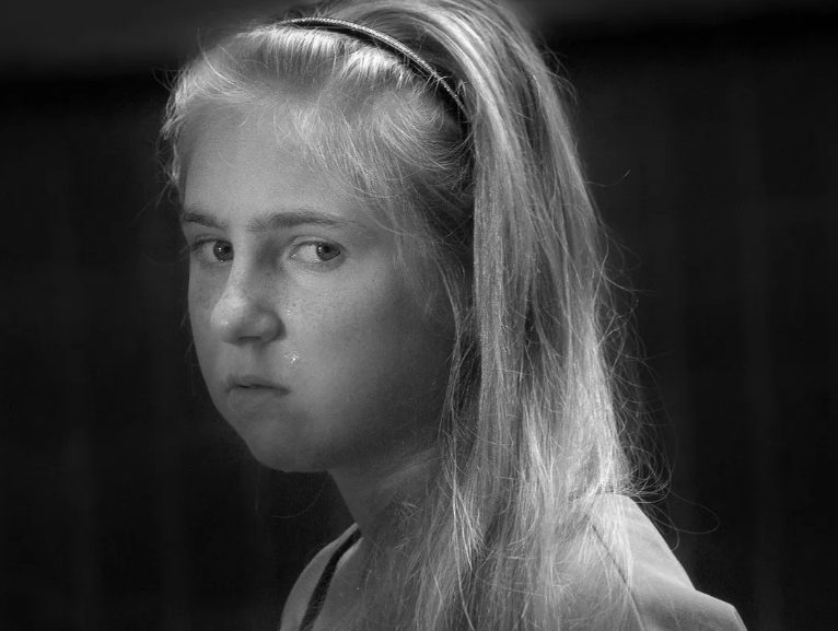Mijn hele leven wist ik dat ik geadopteerd was – maar op mijn 25e ontdekte ik dat mijn adoptiefmoeder tegen me had gelogen en de reden liet me geschokt achter
