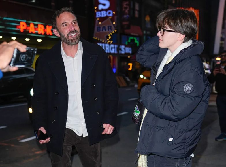 Ben Afflecks 17-jarige kind Fin zorgt voor reacties tijdens hun gezamenlijke uitstapje in New York
