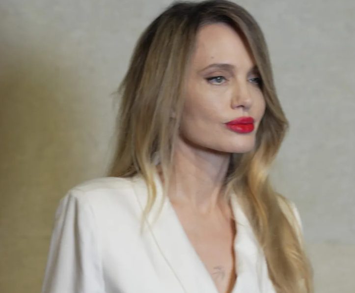 Angelina Jolie, 50, zorgt voor ophef met haar opvallende rode lippen en witte jurk tijdens een ‘Tom Ford’-evenement in China