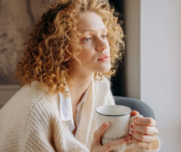 Mijn hele leven wist ik dat ik geadopteerd was – maar op mijn 25e ontdekte ik dat mijn adoptiefmoeder tegen me had gelogen en de reden liet me geschokt achter