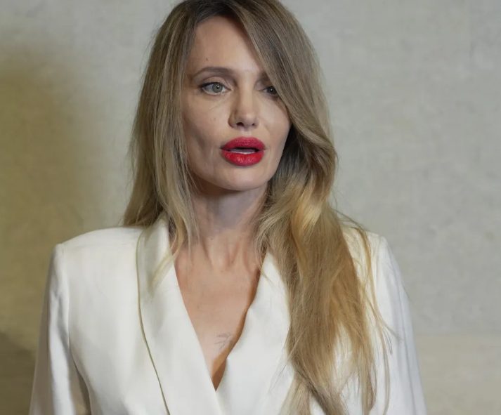 Angelina Jolie, 50, zorgt voor ophef met haar opvallende rode lippen en witte jurk tijdens een ‘Tom Ford’-evenement in China