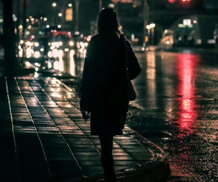 Mijn man weigerde mij zijn jas te geven en gaf die aan zijn vriendin – Zo liet ik hem spijt krijgen