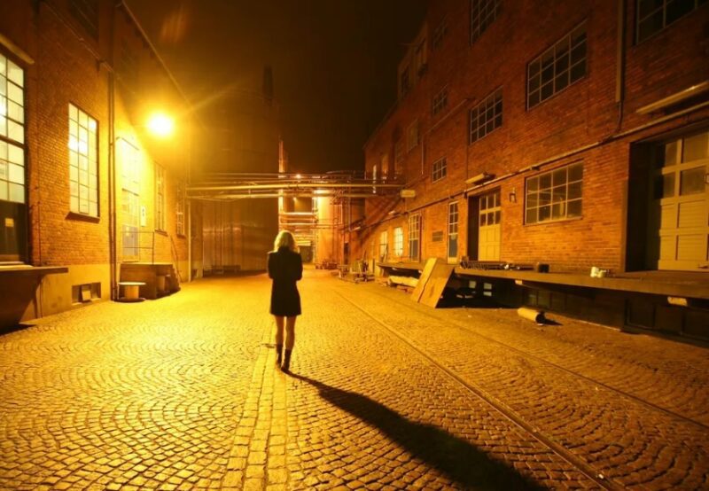 Mijn man weigerde mij zijn jas te geven en gaf die aan zijn vriendin – Zo liet ik hem spijt krijgen
