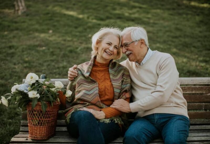 Nadat mijn man, met wie ik 57 jaar samen was, was overleden, gaf een vreemde mij een portemonnee – wat ik daarin vond liet me sprakeloos achter