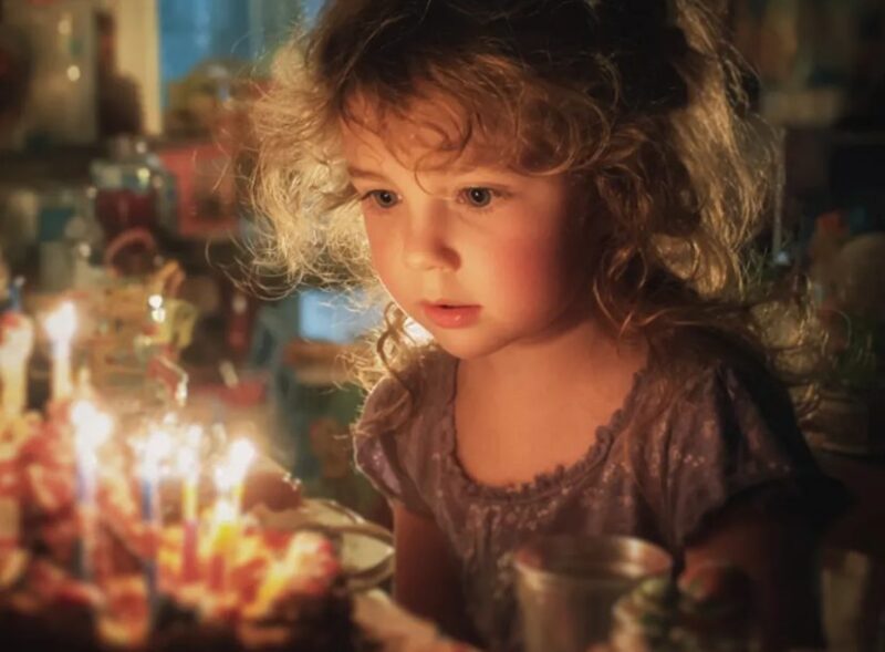 Mijn schoonzus adopteerde een meisje — maar mijn man weigerde naar haar vierde verjaardag te gaan, en de reden zette mijn leven op zijn kop