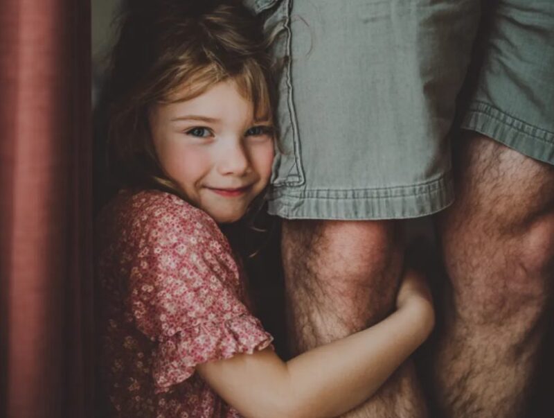 Mijn schoonzus adopteerde een meisje — maar mijn man weigerde naar haar vierde verjaardag te gaan, en de reden zette mijn leven op zijn kop