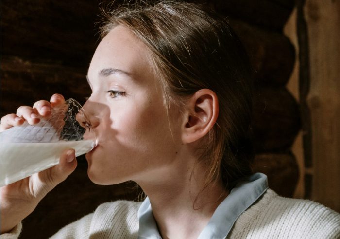 Mijn dochter nam een stille klasgenoot mee naar huis — wat er uit haar rugzak viel veranderde alles voor ons gezin