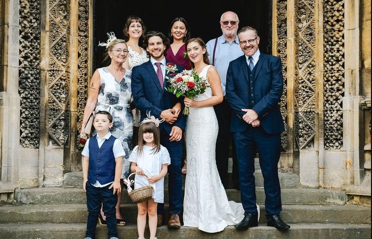 Ik trouwde met een weduwnaar met twee kleine meisjes – op een dag vroeg een van hen: “Wil je zien waar mijn moeder woont?” en ze bracht me naar de deur van de kelder.