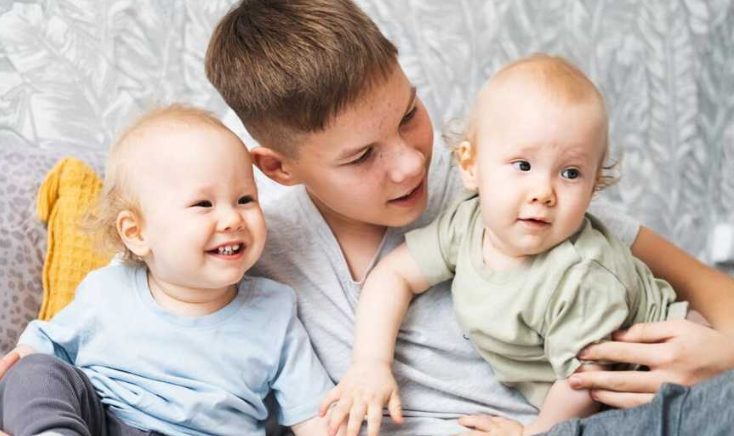 Mijn zoon bouwde een hellingbaan voor de jongen van hiernaast – toen vernielde een verwende buurvrouw hem, maar karma kwam sneller dan ze verwachtte.