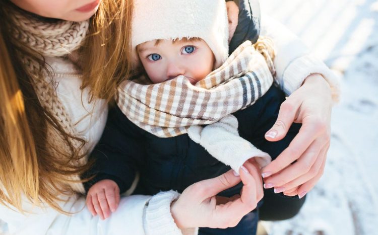 Mijn 16-jarige zoon vond een baby in de kou — de volgende ochtend klopte er een politieagent op onze deur