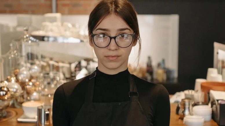 Ze dwongen mij en mijn kleine kleindochter het café uit, de regen in – toen kwam de gerechtigheid binnen.