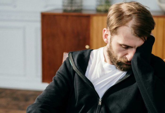 Mijn dochter nam een stille klasgenoot mee naar huis — wat er uit haar rugzak viel veranderde alles voor ons gezin