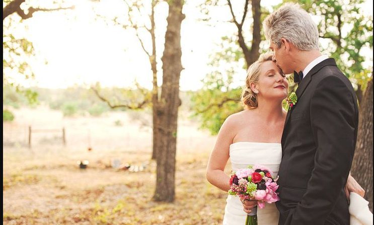 Op mijn 72e trouwde ik met een weduwnaar – maar tijdens de bruiloft trok zijn dochter me apart en zei: “Hij is niet wie hij beweert te zijn.”