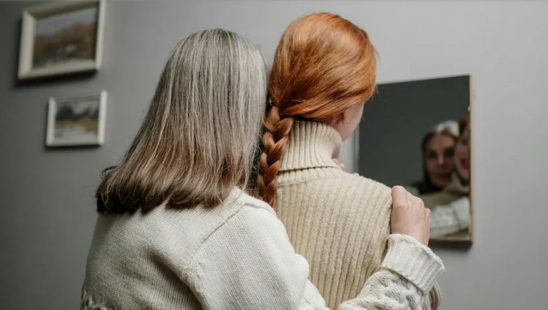 Op mijn 72e trouwde ik met een weduwnaar – maar tijdens de bruiloft trok zijn dochter me apart en zei: “Hij is niet wie hij beweert te zijn.”