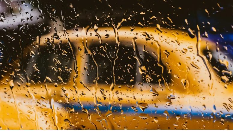 Ze dwongen mij en mijn kleine kleindochter het café uit, de regen in – toen kwam de gerechtigheid binnen.