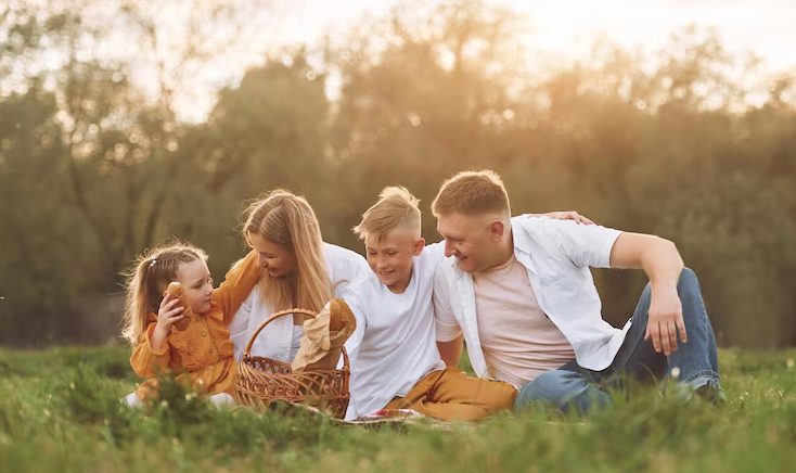 Mijn zoon bouwde een hellingbaan voor de jongen van hiernaast – toen vernielde een verwende buurvrouw hem, maar karma kwam sneller dan ze verwachtte.