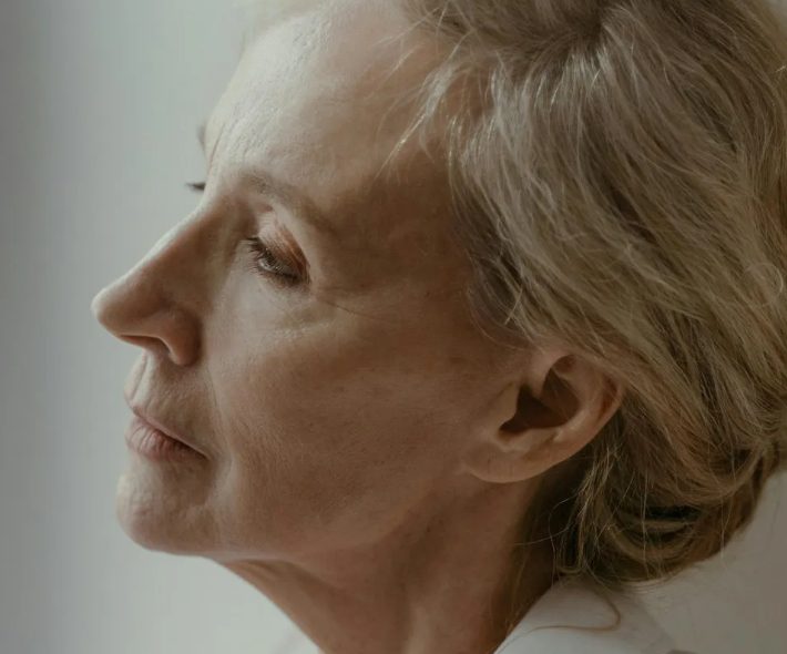 Mijn schoonmoeder vroeg de vrouwen in haar familie om wit te dragen op mijn bruiloft — Ze verwachtte dat ik zou instorten, maar mijn toespraak liet iedereen sprakeloos achter