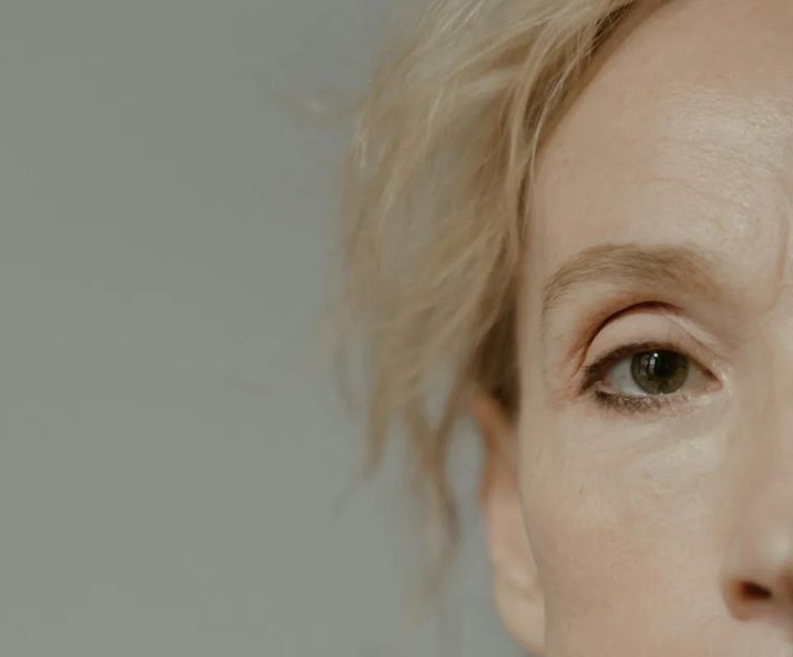 Mijn schoonmoeder vroeg de vrouwen in haar familie om wit te dragen op mijn bruiloft — Ze verwachtte dat ik zou instorten, maar mijn toespraak liet iedereen sprakeloos achter