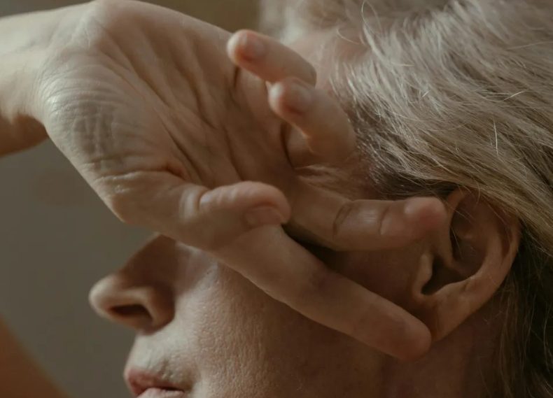 Mijn schoonmoeder vroeg de vrouwen in haar familie om wit te dragen op mijn bruiloft — Ze verwachtte dat ik zou instorten, maar mijn toespraak liet iedereen sprakeloos achter