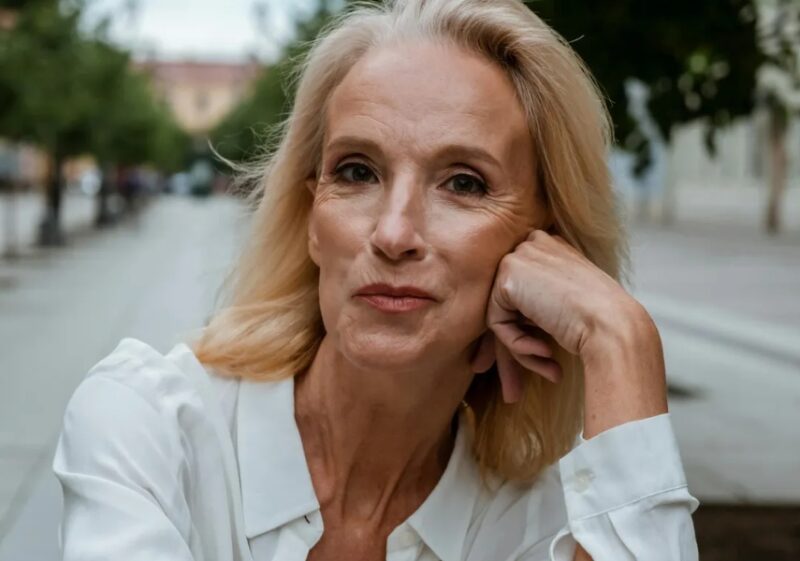 Mijn schoonmoeder vroeg de vrouwen in haar familie om wit te dragen op mijn bruiloft — Ze verwachtte dat ik zou instorten, maar mijn toespraak liet iedereen sprakeloos achter