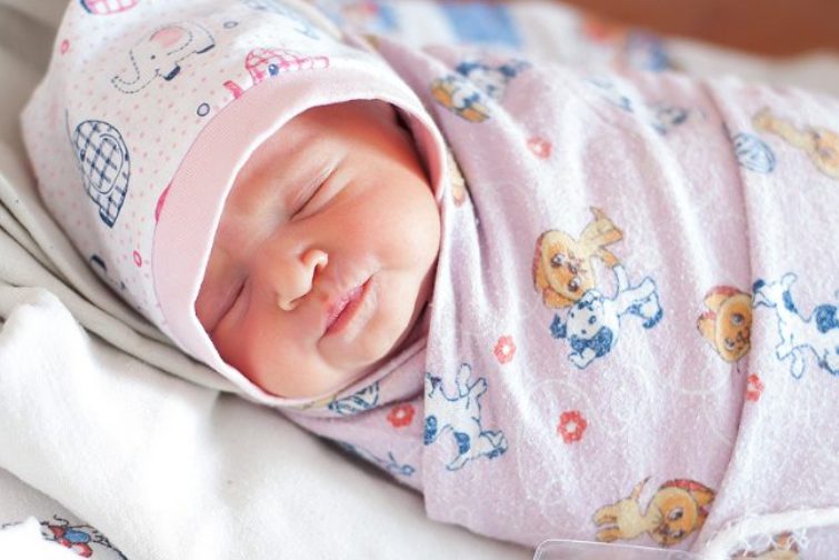 Onze draagmoeder beviel van onze baby – Toen mijn man hem voor het eerst in bad deed, schreeuwde hij: ‘We kunnen dit kind niet houden!’