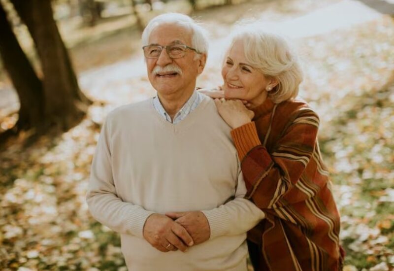 Nadat mijn man, met wie ik 57 jaar samen was, was overleden, gaf een vreemde mij een portemonnee – wat ik daarin vond liet me sprakeloos achter