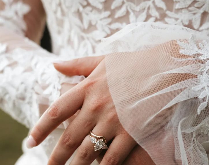 Mijn schoonmoeder vroeg de vrouwen in haar familie om wit te dragen op mijn bruiloft — Ze verwachtte dat ik zou instorten, maar mijn toespraak liet iedereen sprakeloos achter