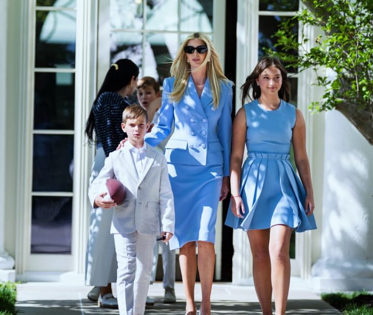 De 14-jarige dochter van Ivanka Trump maakt indruk op fans omdat ze bijna net zo lang is als haar moeder