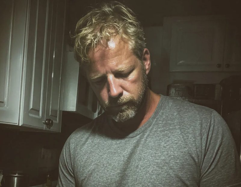 Mijn man bespotte me tijdens het diner omdat ik niet zo mooi was als zijn collega – dus gaf ik hem een les