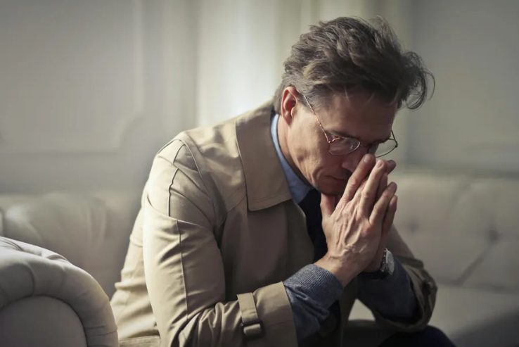 Een aangrijpend verhaal over een man die afscheid neemt van zijn vrouw na veertig jaar samen, terugdenkt aan hun eerste ontmoeting in Boedapest en belooft dat hun liefde voor altijd zal blijven voortleven.